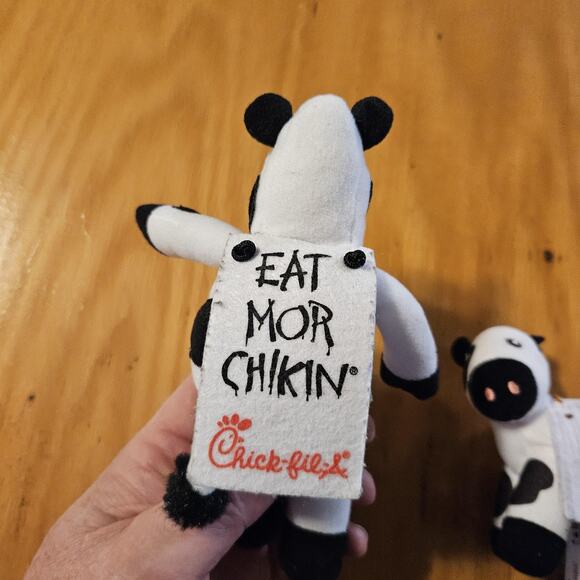Chick-fil-A Eat Mor Chikin Cow Plush Lot Of 2 2013 2022 Advertising Toys - Picture 4 of 12